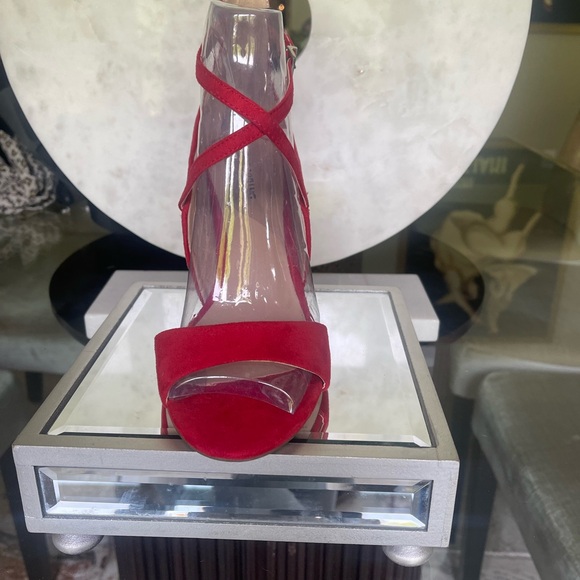 Women’s size 8.5 strappy shoes .. Heels are 3.5 inches high - Picture 2 of 4